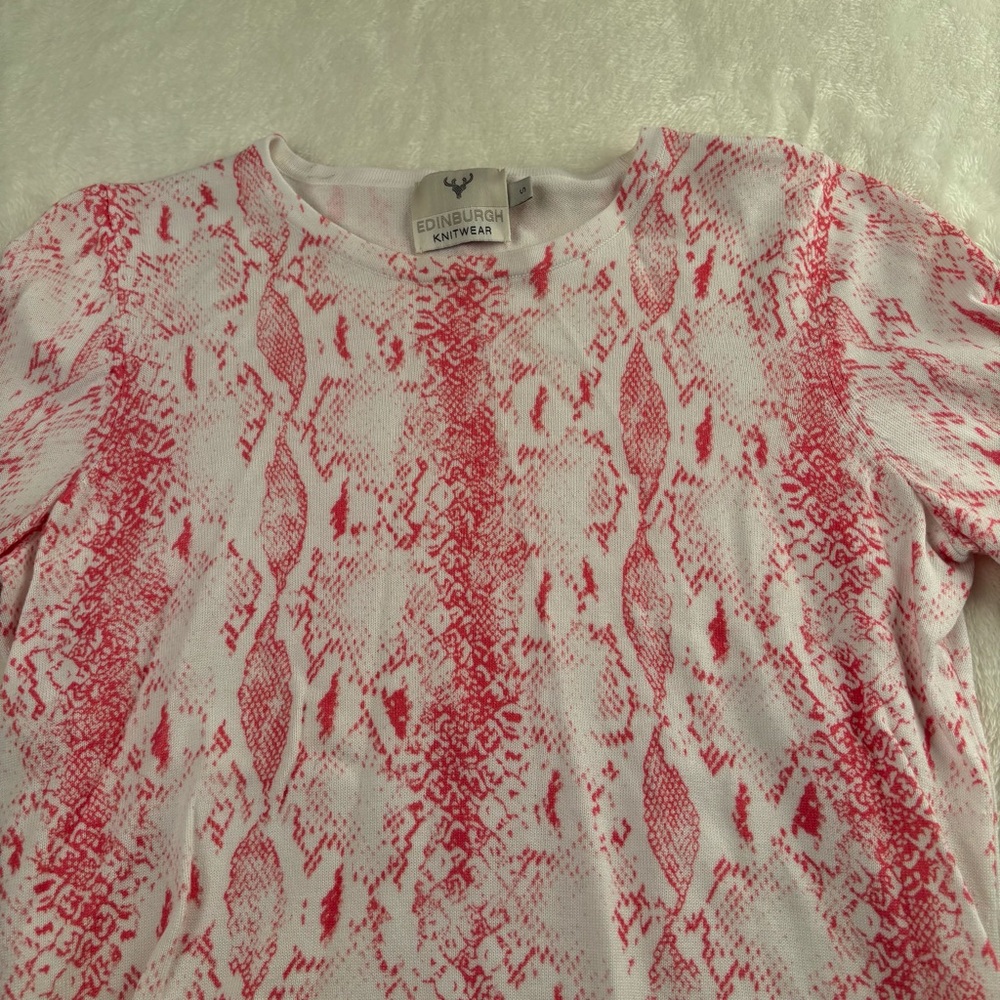 Pink‎ and White Snake Print Sweater - Picture 3 of 4